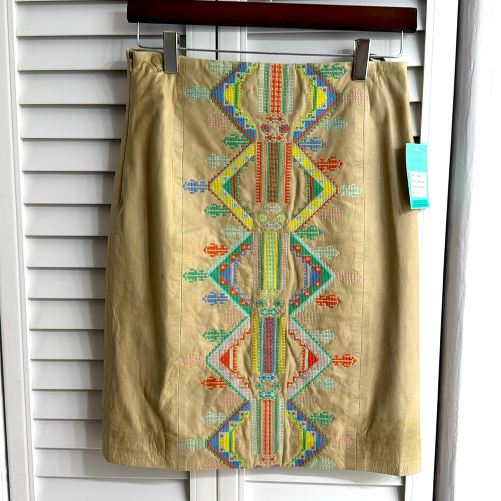 💗NWT embroidered leather skirt